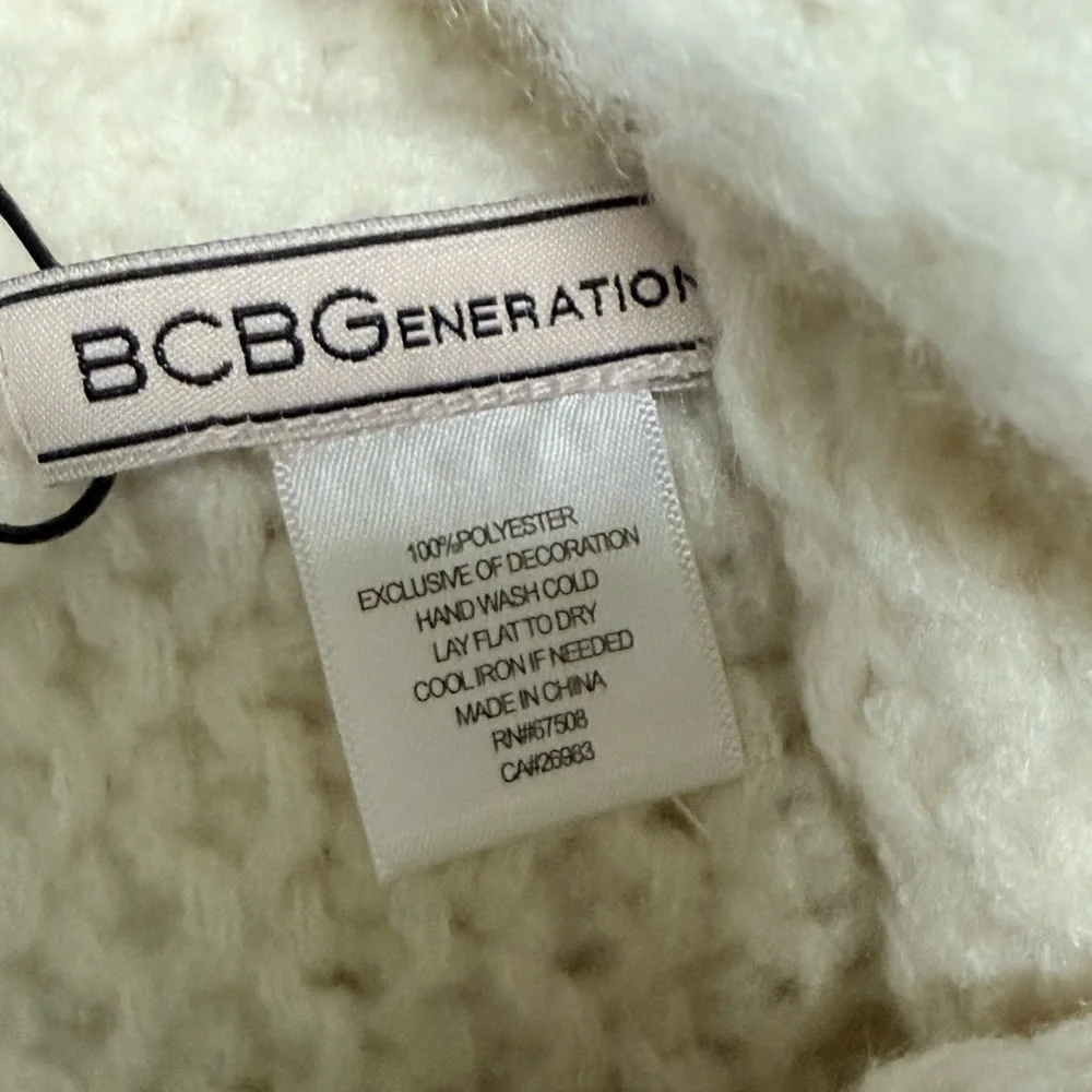BCBGeneration white beanie and scarf gift set